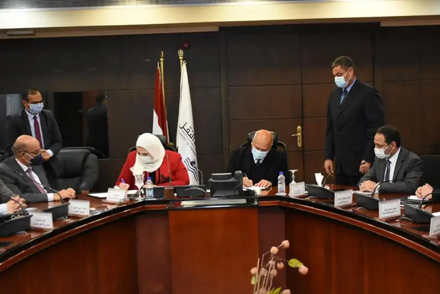 وزيرا النقل والتضامن الاجتماعي يوقعان بروتوكول تعاون خاص بإتاحة محطات السكك الحديدية والمترو
