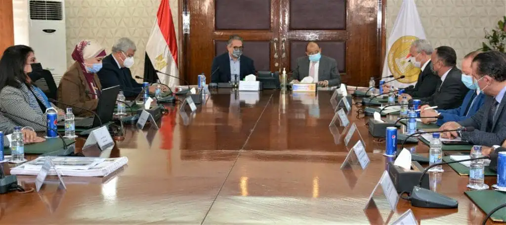 الحكومة تبحث تطوير وإعادة إحياء منطقة “إسنا التاريخية”