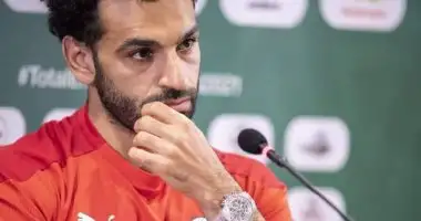على متن طائرة خاصة.. محمد صلاح يغادر الكاميرون إلى إنجلترا
