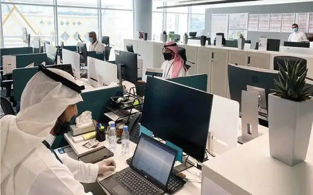 بعد تراجع الأجانب .. 171 ألف سعودي دخلوا سوق العمل في 2021