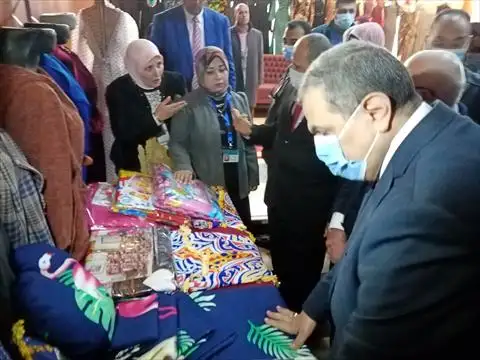 وزير القوى العاملة يفتتح معرض منتجات المتدربات في مجال الملابس