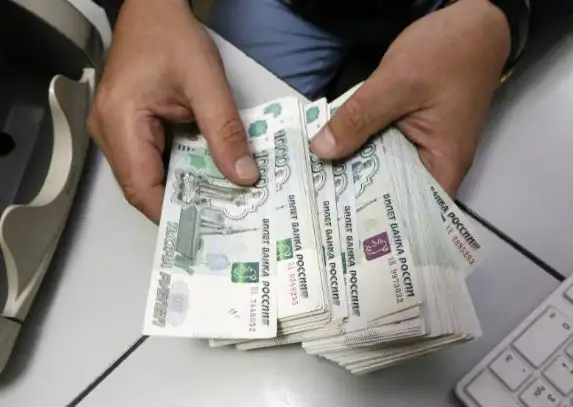 البنك المركزي الأوكراني يحظر التعامل بالعملات الروسية والبيلاروسية