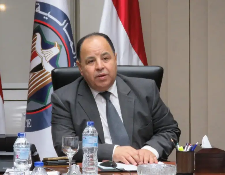 وزير المالية يستعرض الجهود المبذولة لإحكام السيطرة على المنافذ الجمركية