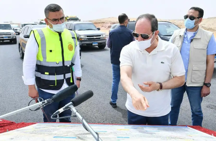 بالصور| الرئيس السيسي يطمئن من العاملين في الطرق والمحاور بالقاهرة على سير العمل