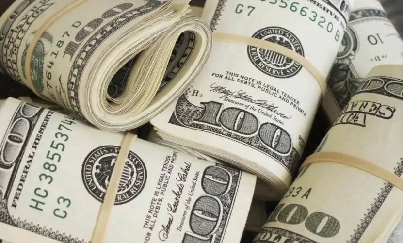 مؤشر الدولار يتجاوز 100 نقطة مدعوما باحتمالات رفع أسعار الفائدة الأمريكية