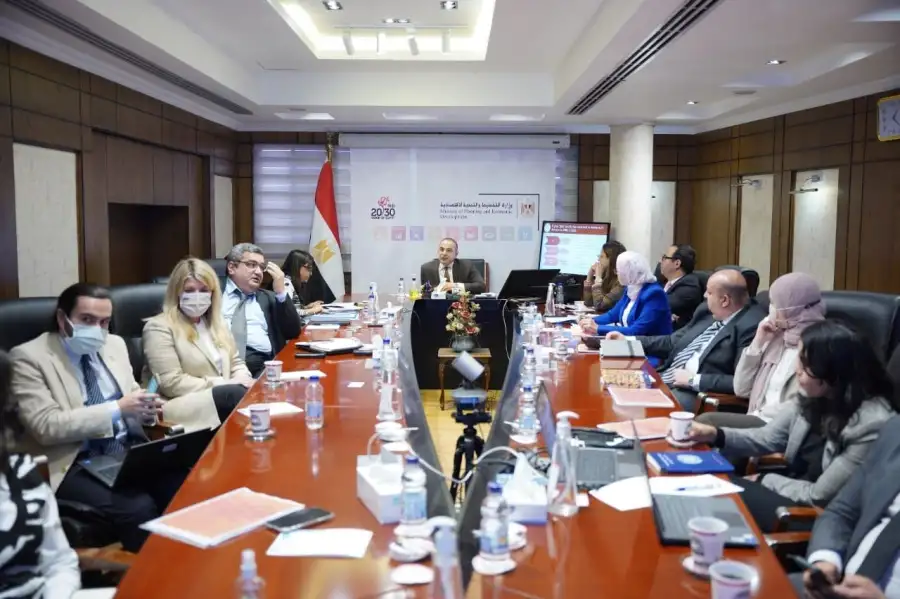 نائب وزيرة التخطيط يبحث مع وفد البنك الدولي وضع تقرير العوائد الديموغرافية لمصر