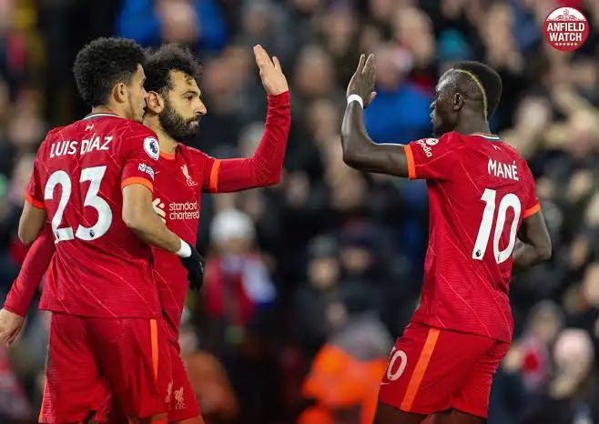 صلاح وماني ودياز في هجوم ليفربول ضد يونايتد في قمة البريميرليج