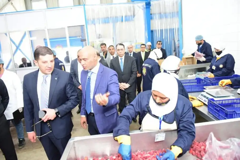 رئيس هيئة الاستثمار يتفقد سير العمل بمشروعات المنطقتين الاستثماريتين ببنها وميت غمر