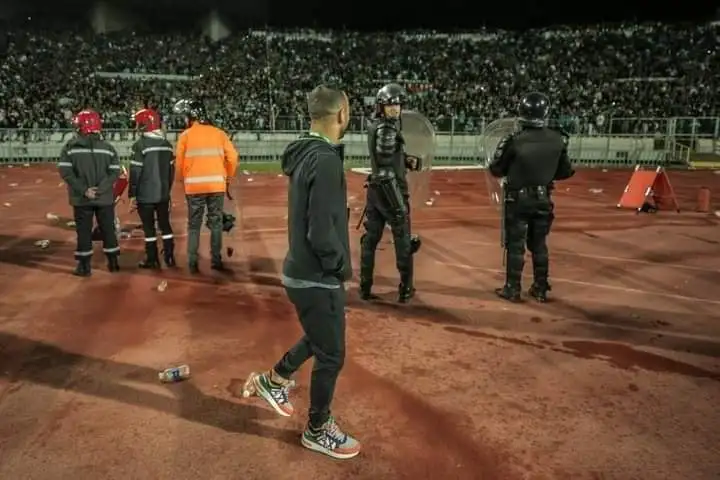 جماهير الرجاء تلقي لاعبي الأهلي بزجاجات المياه