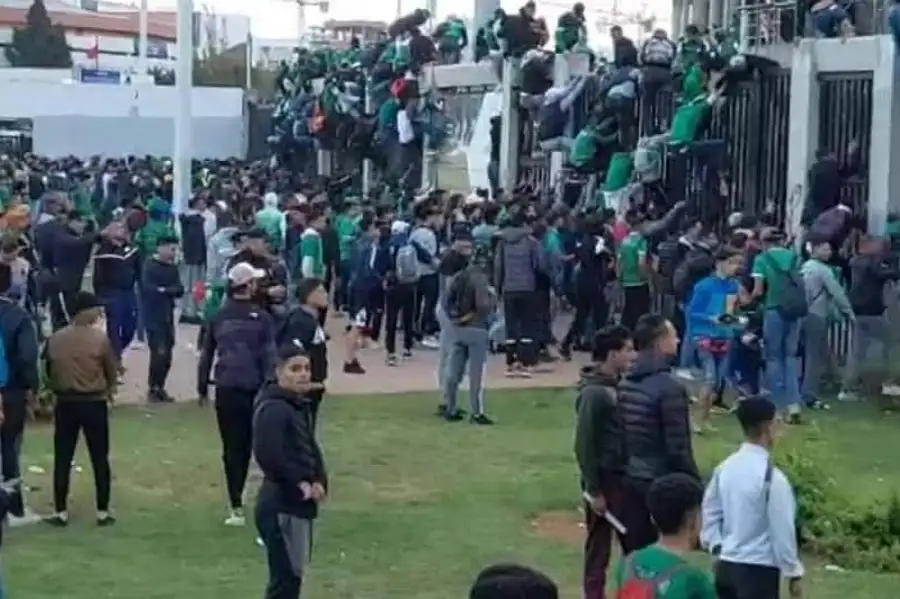 تقارير مغربية: الفوضى تعم ملعب مباراة الأهلي والرجاء