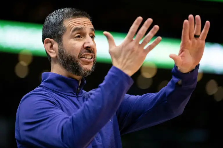 تشارلوت يقيل مدربه بعد الفشل في بلوغ الأدوار الإقصائية من دوري NBA