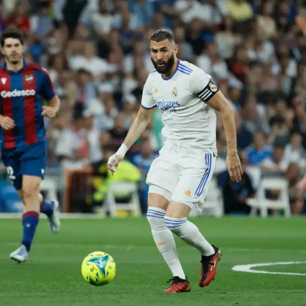 بنزيما يعادل راؤول في قائمة الهداف التاريخي لريال مدريد