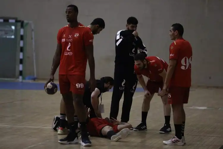 إصابة قوية للاعب يد الأهلي ونقله للمستشفى