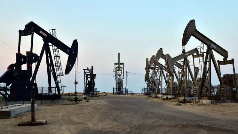 النفط يهبط 2.5% مع زيادة إنتاج شركات التكرير الأمريكية