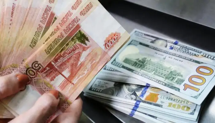 الروبل يرتفع أمام الدولار واليورو مع سعي مشتري الغاز للدفع بالعملة الروسية