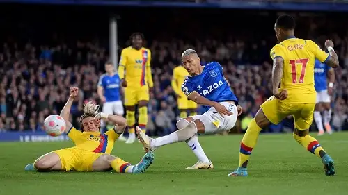 إيفرتون يضمن البقاء في البريميرليج بفوز دراماتيكي أمام كريستال بالاس