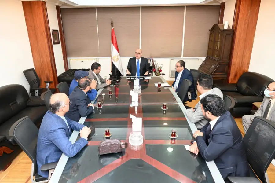 وزير الإسكان يلتقى رئيس مجلس الأعمال اليمني في مصر والوفد المرافق له لبحث فرص التعاون المشترك