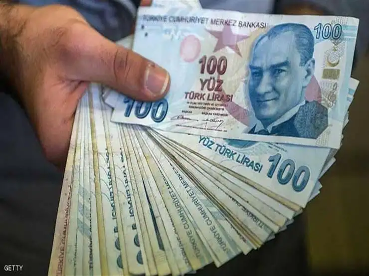 تراجع قيمة الليرة التركية إلى أقل مستوياتها منذ أزمة 2021