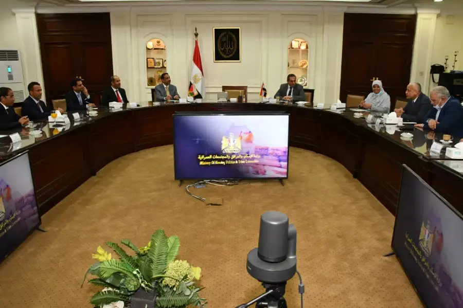 وزير الإسكان يعرض على مسئولين بسلطنة عمان التجربة العمرانية التى تشهدها الدولة المصرية