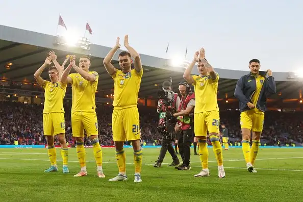 أوكرانيا تتحدى أوضاعها السياسية وتبلغ نهائي الملحق الأوروبي لكأس العالم بثلاثية في أسكتلندا