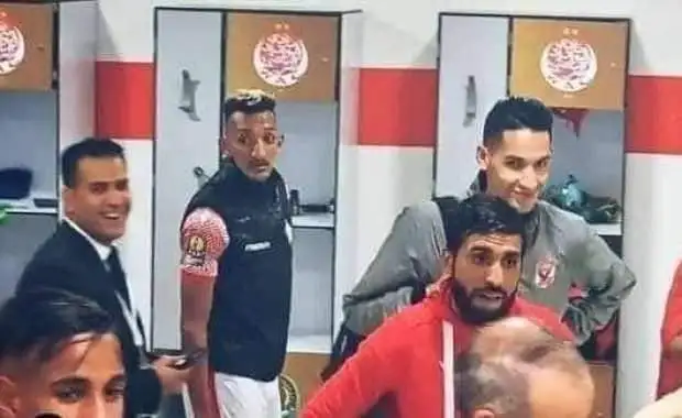 هل احتفل بانون مع لاعبي الوداد؟.. تقارير تكشف سبب تواجده في غرفة الملابس