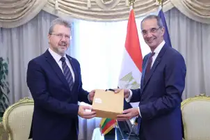 وزير الاتصالات يبحث مع سفير ليتوانيا بالقاهرة تعزيز التعاون فى مجالات التحول الرقمى والتكنولوجيا المالية والأمن السيبراني