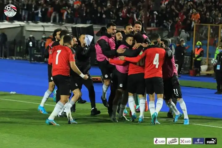 منتخب مصر يفوز بشق الأنفس على غينيا في ضربة البداية لإيهاب جلال