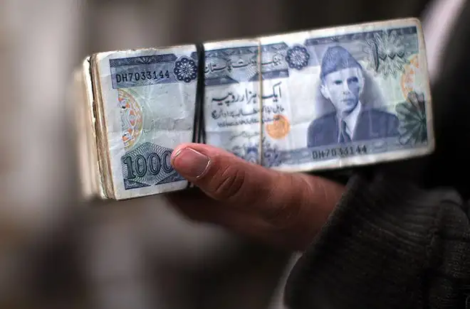 باكستان تخصص 40% من ميزانيتها الجديدة لسداد الدين