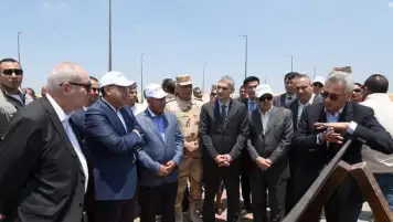 رئيس الوزراء يؤكد دعم الحكومة الكامل للمنطقة الاقتصادية لقناة السويس