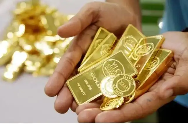 أسعار الذهب تتراجع مع تعافي الدولار بعد رفع الفائدة الأمريكية