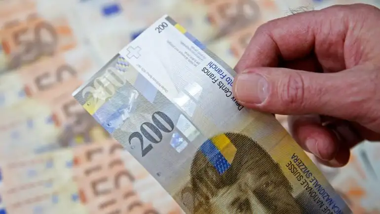 الفرنك السويسري يرتفع بعد قرار رفع الفائدة غير المتوقع