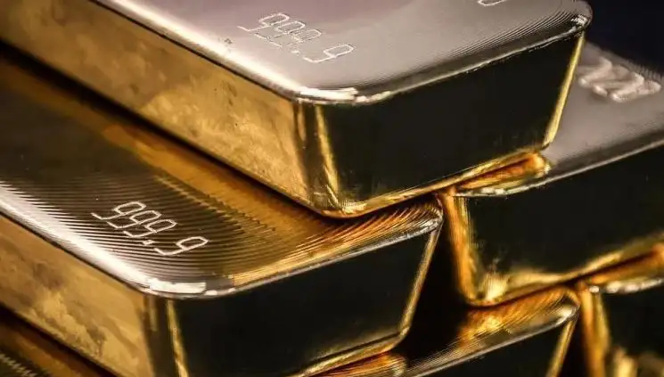 أسعار الذهب تشهد ارتفاعًا طفيفًا مع تراجع الدولار الأمريكي
