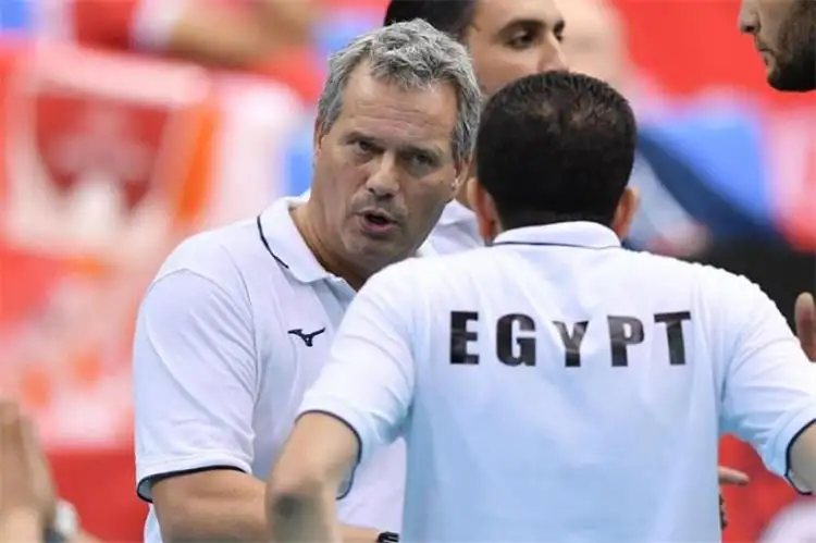 تلميح بالإقالة.. اتحاد الطائرة يخطر مدرب المنتخب بتأجيل سفره للجزائر