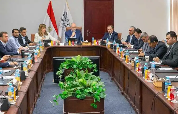 "اقتصادية قناة السويس" تستضيف مائدة مستديرة حول مشروعات الطاقة النظيفة