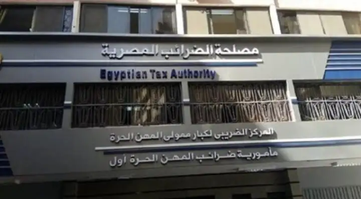الضرائب تحذر من بيع منتجات التبغ والسجائر التي لا تحتوي على الطابع الضريبي