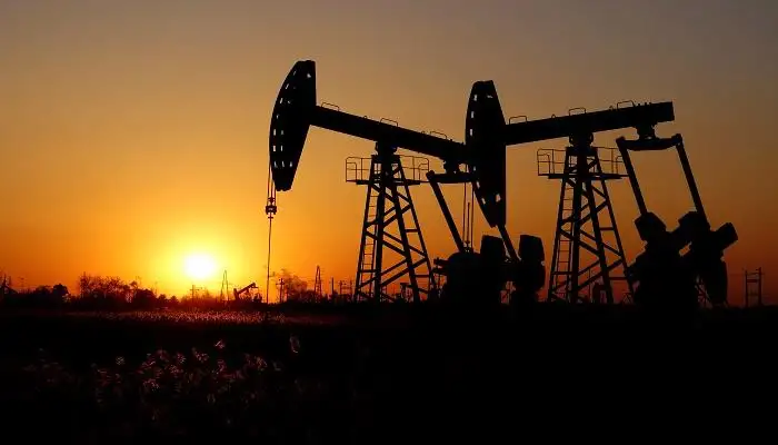أسعار النفط العالمية تتراجع بعد تأثر توقعات الطلب على الوقود بقيود كورونا جديدة في الصين