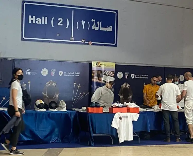 منتجات تحمل شعار بطولة العالم للسلاح في استاد القاهرة