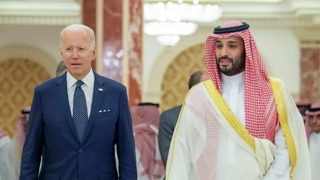 السعودية تقف في المنتصف بوجه طلب بايدن زيادة إنتاج النفط وترمي الكرة بملعب "أوبك+"