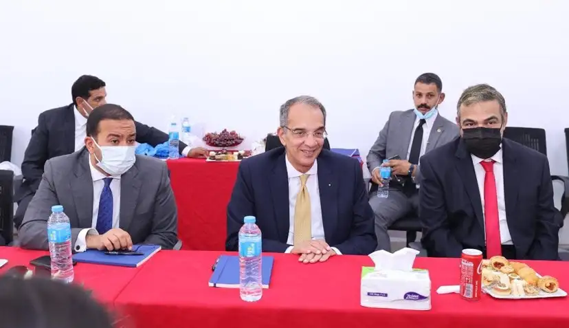 وزير الاتصالات يتفقد مصنع فيفو الجديد للهواتف الذكية بالعاشر من رمضان