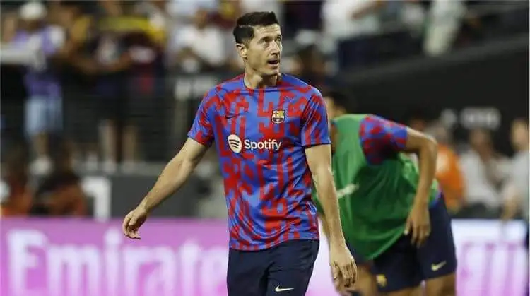 ليفاندوفسكي يقود الهجوم.. تشافي يعلن تشكيل برشلونة أمام بوماس