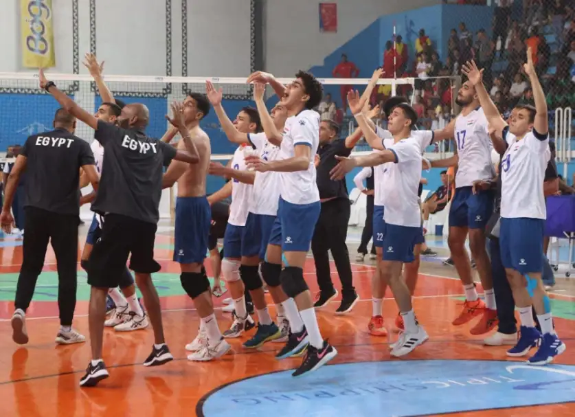 منتخب شباب الطائرة يهزم تونس ويتوج ببطولة إفريقيا