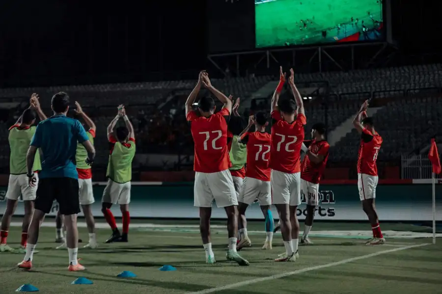 جماهير الأهلي تساند اللاعبين قبل مواجهة إنبي
