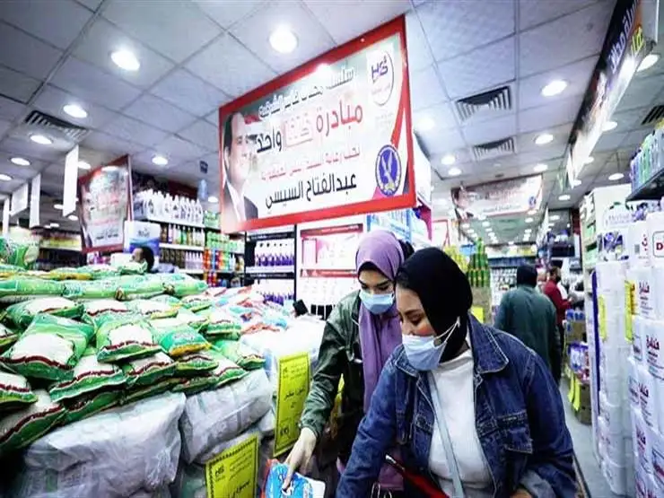 اقبال مكثف من المواطنين على منافذ مبادرة كلنا واحد للحصول على السلع المخفضة
