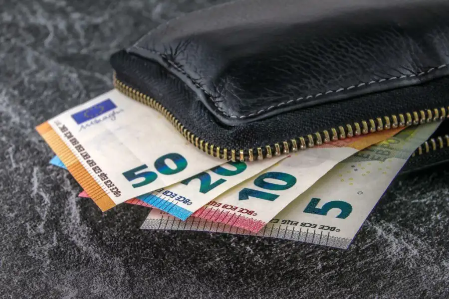 سعر اليورو اليوم الإثنين في البنوك ببداية التعاملات مقابل الجنيه المصري