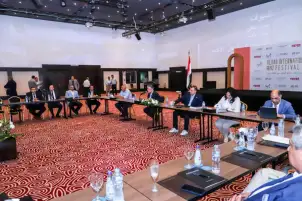 وزير السياحة ومحافظ البحر الأحمر يعقدان اجتماعا مع مستثمري السياحة