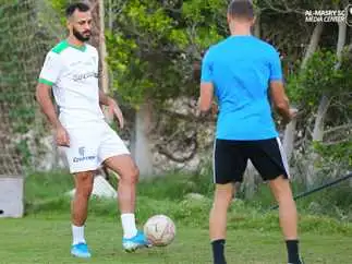 مروان حمدي يؤدي تدريبات منفردة بمعسكر المصري