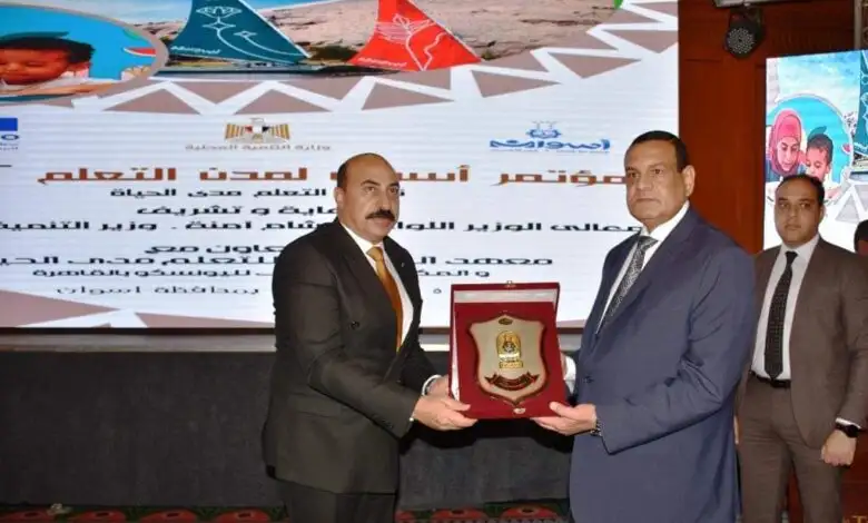 وزير التنمية المحلية ومحافظ أسوان يفتتحان مؤتمر مدن التعلم 2022