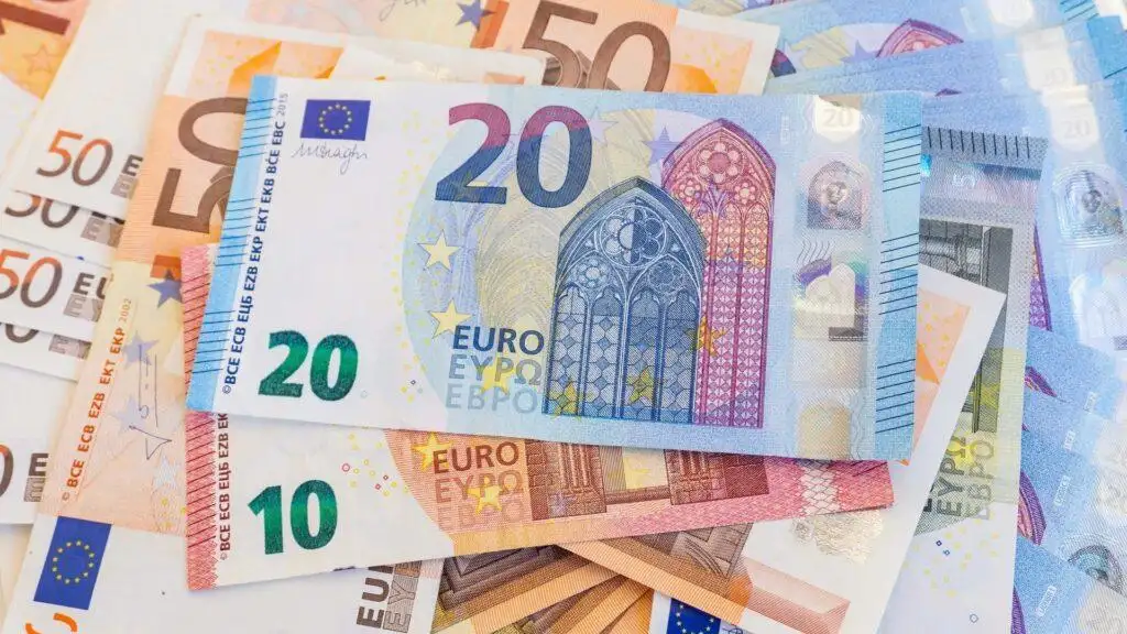 سعر اليورو اليوم في البنوك مقابل الجنيه ببداية تعاملات الثلاثاء