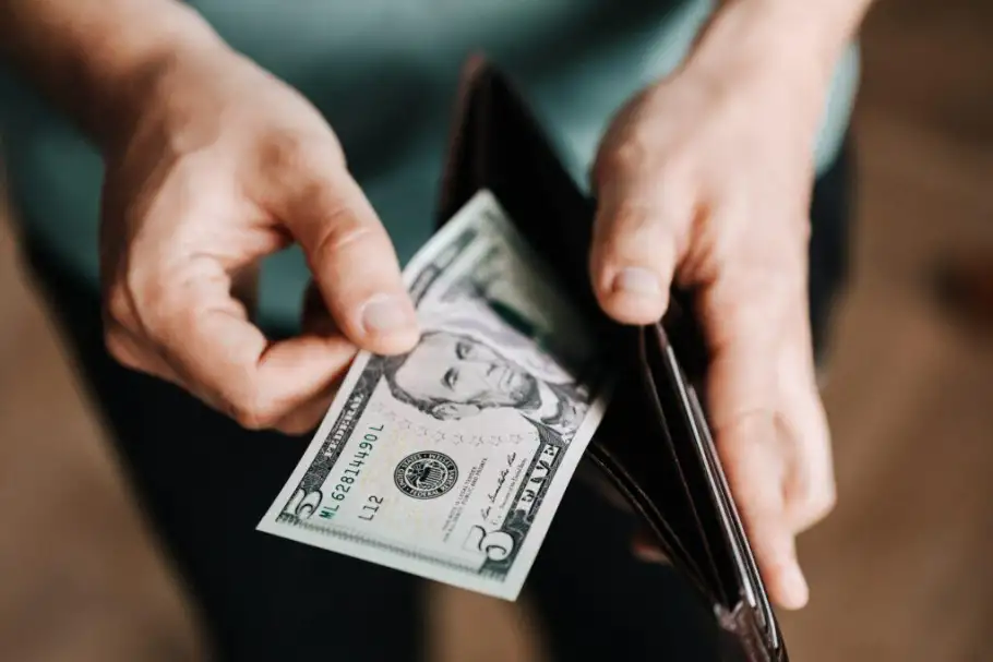 سعر الدولار اليوم الأربعاء في بداية تعاملات البنوك المصرية مقابل الجنيه
