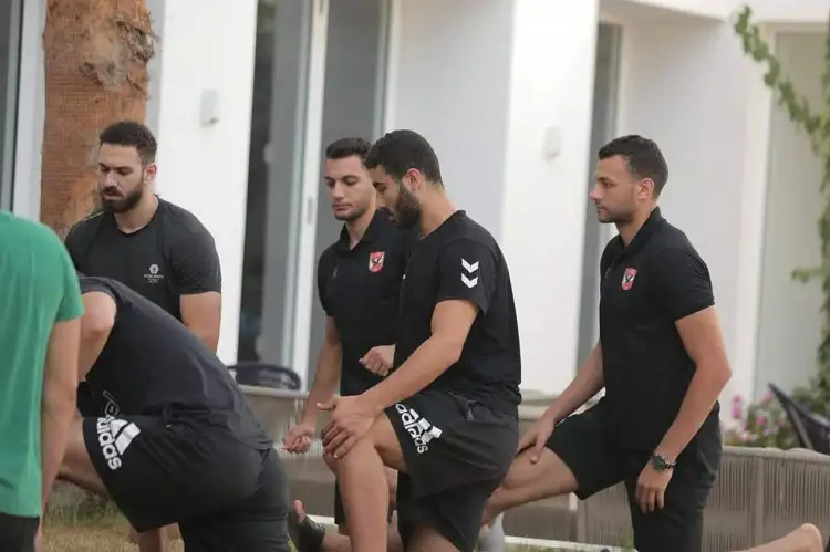 تدريبات بدنية خفيفة للاعبي يد الأهلي قبل مواجهة الزمالك